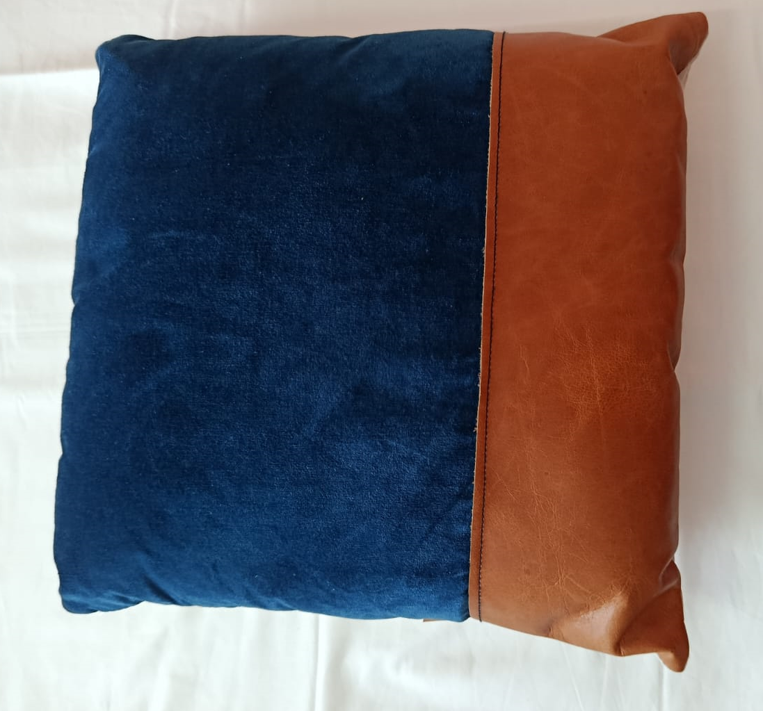 Fortuna Blue - Almofada de Veludo Azul C/ Couro 50x50cm